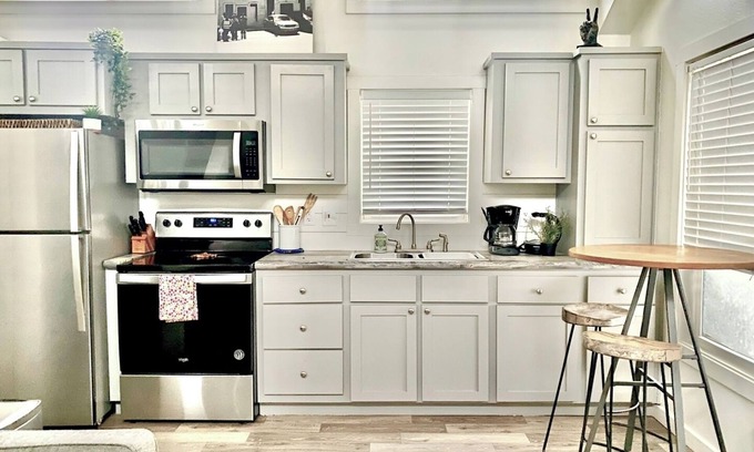 Govalle Casa | Moonshine Cottage. Free Bikes. Sweet Spring Stay