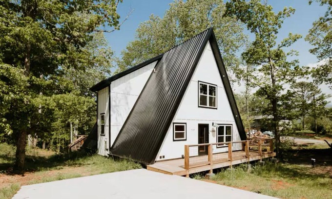 Wears Valley Cabina | New Unique A-Frame! Prime Location, Pool, Hot Tub!