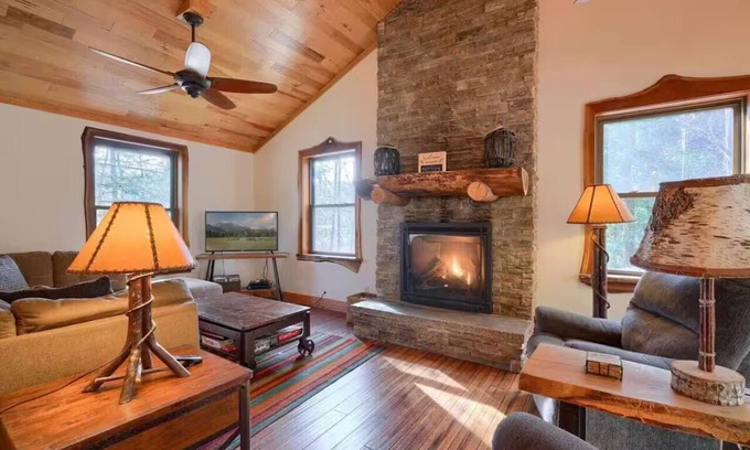 Logan Cabina | Moore Hollow Cabin in the Heart of Hocking Hills-Covered Hot Tub-Private-Hiking