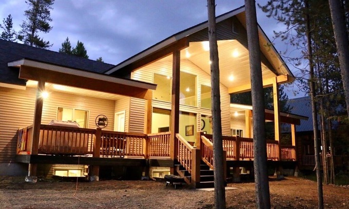 Island Park Cabina | Moose Tracks Inn: Family Friendly and Wheelchair Accessible.
