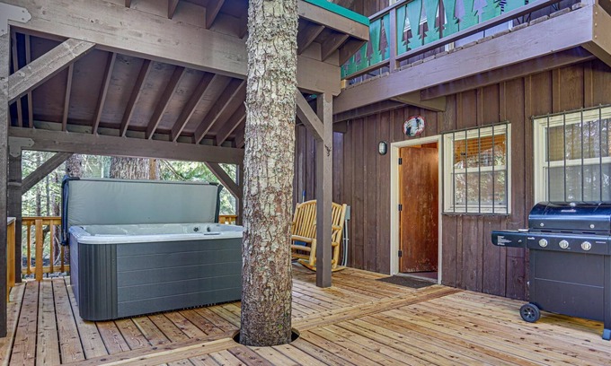 Government Camp Cabina | Moosewood Cabin, a Dog-Friendly Family Cabin in Govt. Camp, Hot Tub, Deck, BBQ