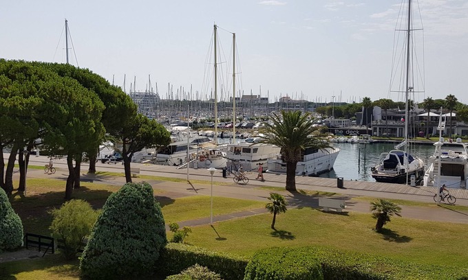Le Grau-Du-Roi Apartamento | Capullo muy agradable, ofrece una vista excepcional del puerto a 100 metros de la playa.