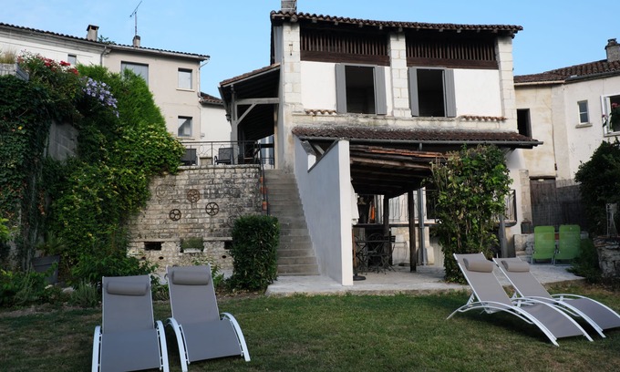Aubeterre-sur-Dronne Casa | More than a holiday home with amazing views