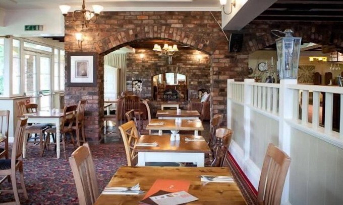 Chirk Bank Hotel | Moreton Park Lodge