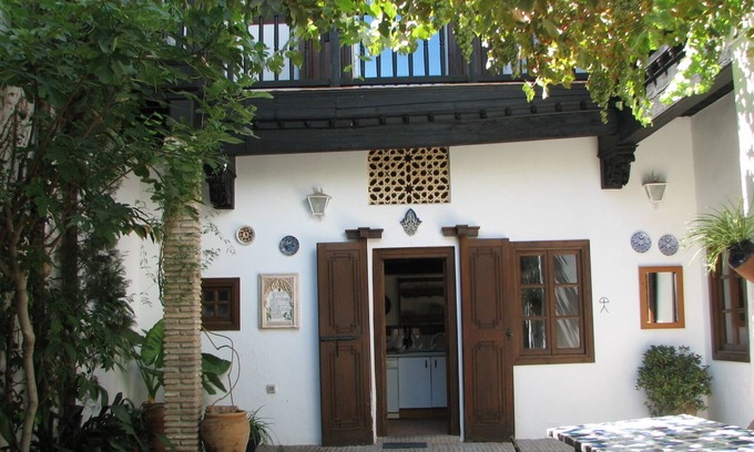 Albaicin Casa | CASA MORISCA DE LA LUNA EN GRANADA. PATIO Y JARDÍN.