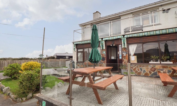 Llandanwg Cabaña | MORLYN GUEST HOUSE APARTMENT, pet friendly in Harlech