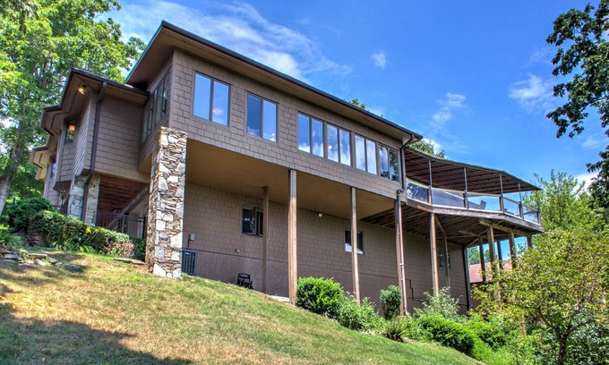 Laurel Park Casa | Morning Glow | Pet-Friendly, Mountain Getaway