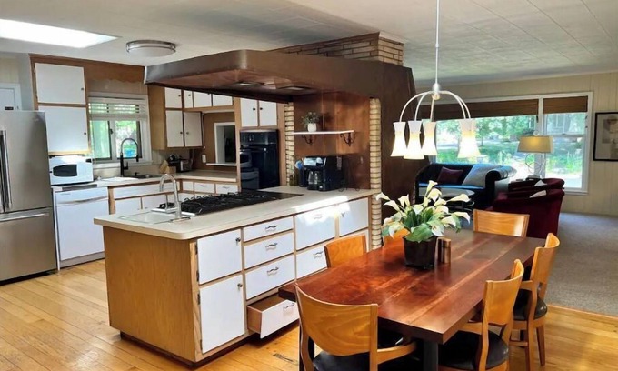 Linden Hills Casa | Morningside mid century near restaurants & lakes