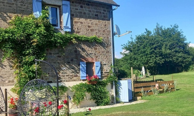 Mortain-Bocage Cabaña | Mortain-Bocage - 2-Bed Wisteria Cottage - Sleeps 4