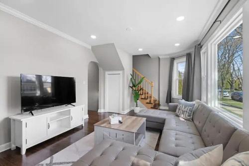 Morton Grove Casa | Morton Grove w Game Room & Huge Yard