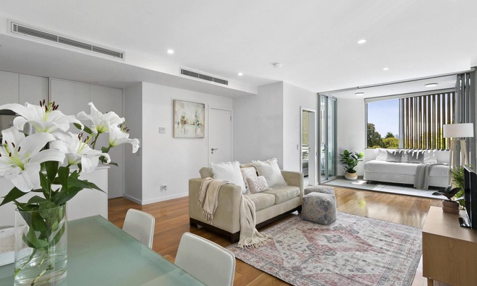 Mosman Apartamento | Mosman - MOS28 - Military Road - Modern 1BR + Sunroom Study | Stylish, Light-Filled Central