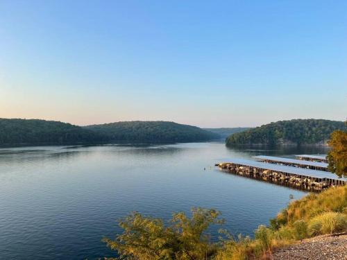 Kaiser Apartamento | Most Exquisite View on the Lake! USA Themed fun condo! Host dedicated to creating your next memorable vacation!