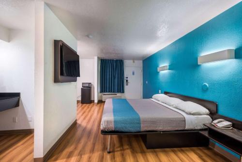 Irving Hotel | Motel 6-Irving, TX - Irving DFW Airport East