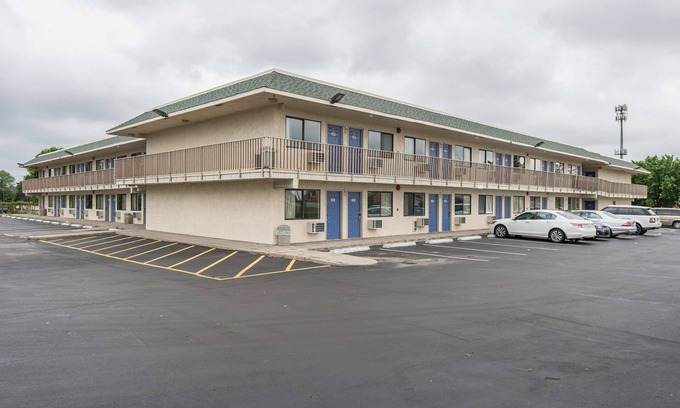 Waldron Hotel | Motel 6 Kansas City, MO - Airport