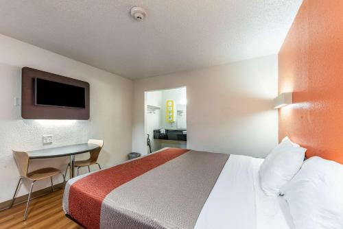 North Richland Hills Hotel | Motel 6-North Richland Hills, TX