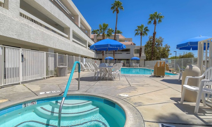 Warm Sands Hotel | Motel 6 Palm Springs, CA - Downtown
