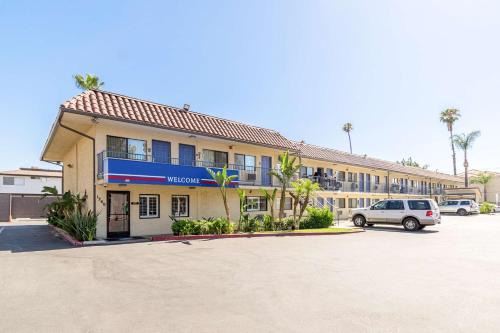 Riverside Hotel | Motel 6 Riverside, CA - UCR East