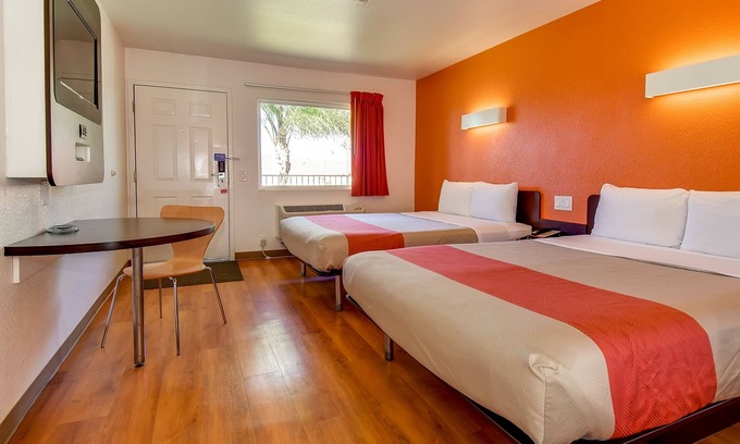 Riverside Hotel | Motel 6 Riverside, CA - UCR East