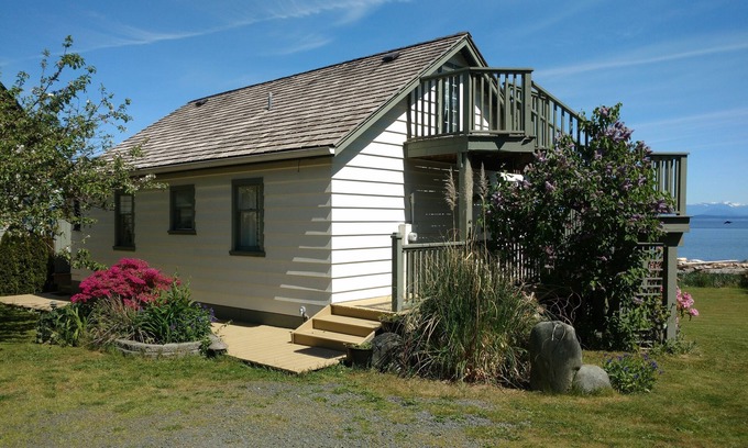 Campbell River Apartamento | Seaside Cottage, 2 habitaciones, bañera de hidromasaje, chimenea de gas, terraza amueblada, privado
