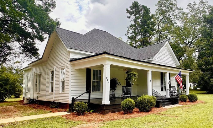 Plains Casa | Mother Allie's House - Childhood home of Rosalynn Carter/newly renovated/firepit
