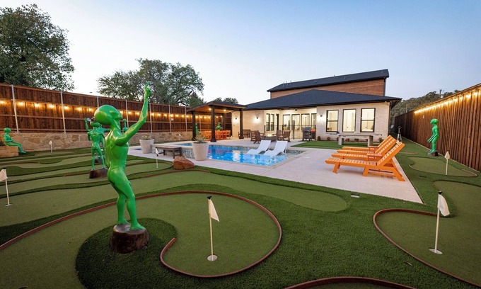 Arlington Casa | Mothership Arlington: Walk to Stadiums Pool Heated Spa Mini Golf Games & More