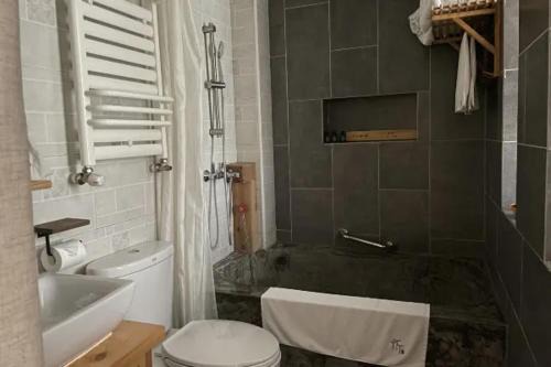 Emeishan Casa | Mount Emei Bamboo Private Hot Spring Bed and Breakfast