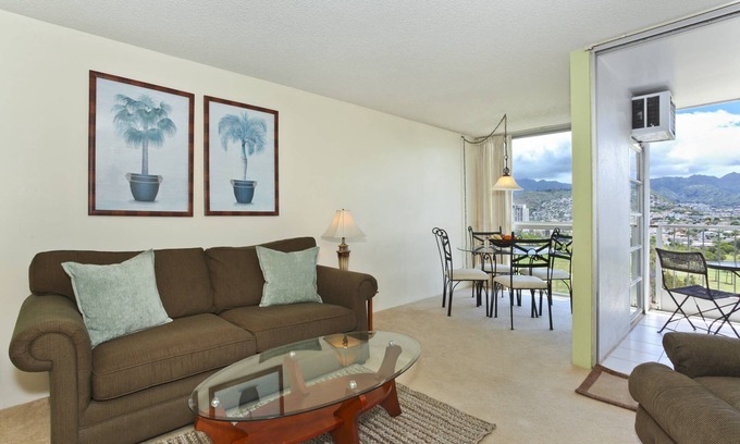 Waikiki Condominio | Vistas de montaña y campo de golf! Lavadora y secadora, A / C, WiFi gratuito y aparcamiento!