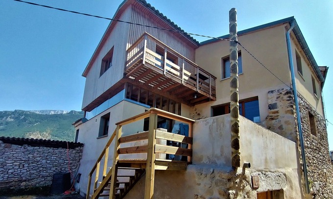 Saint-Roman Casa | Mountain and river will treat you to the top of this medieval village.