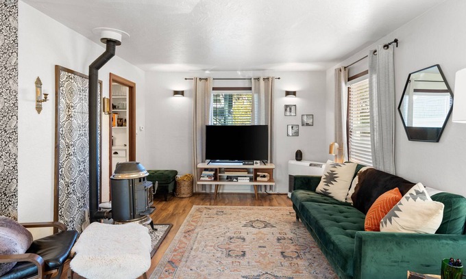 Dunsmuir Casa | Mountain Bungalow near Mt Shasta and Waterfalls