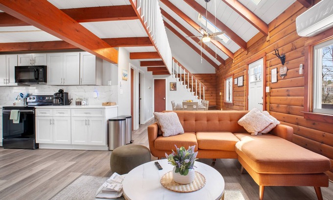 Long Pond Cabina | Mountain Cabin on Ash : Hot Tub/ Billiards/ Game Room/ Fire Pit/ Gym Equipment