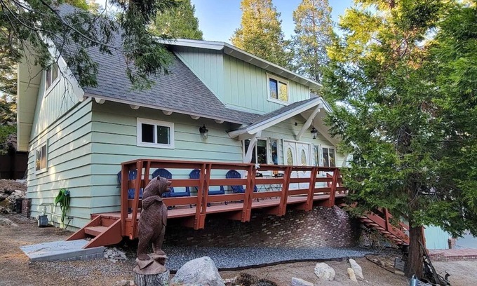 Lake Arrowhead Cabina | Mountain cabin retreat fenced yard with hot tub