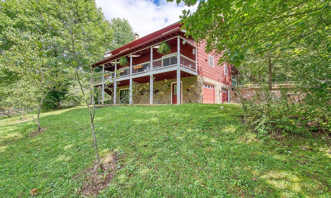 Leicester Cabina | Mountain Cabin with Hot Tub, Fire Pit, & Views ~ Sleeps 14!