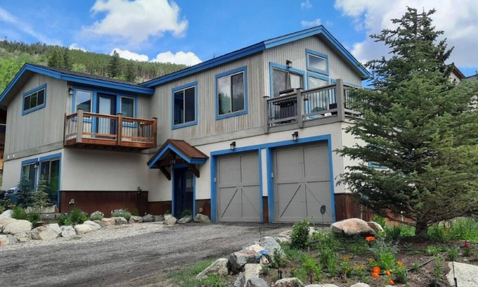 Keystone Chalet De Esquí | Mountain Chalet w private hot tub, walk to slopes. Pet Friendly. Sleeps 6