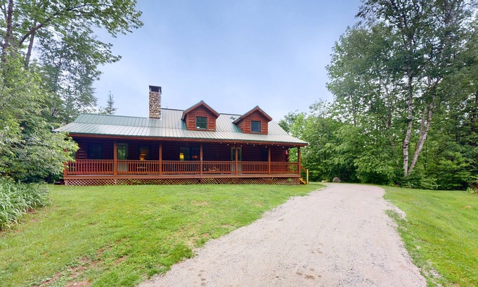 Ellsworth Cabina | Mountain creek retreat with a firepit, deck, grill, kayaks & AC