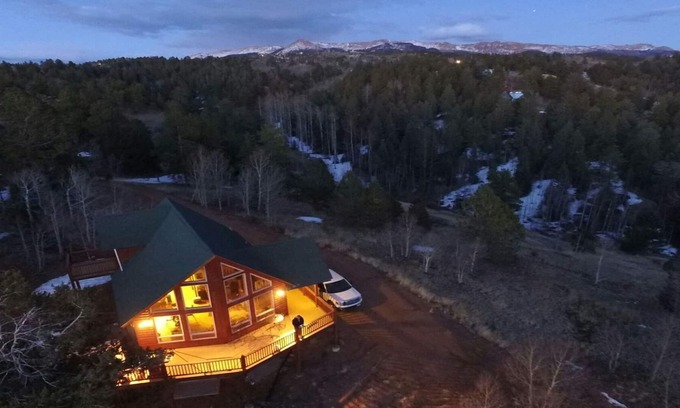 Cripple Creek Cabina | ¡Bañera de hidromasaje Mountain Dream! ¡Puntos de vista! ¡Intimidad! Mesa de billar, wifi