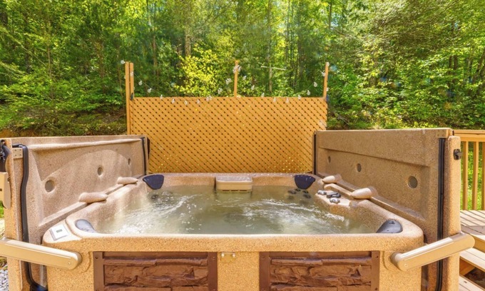 Sevierville Cabina | Mountain Dreams 1430 - Fire pit & hot tub!