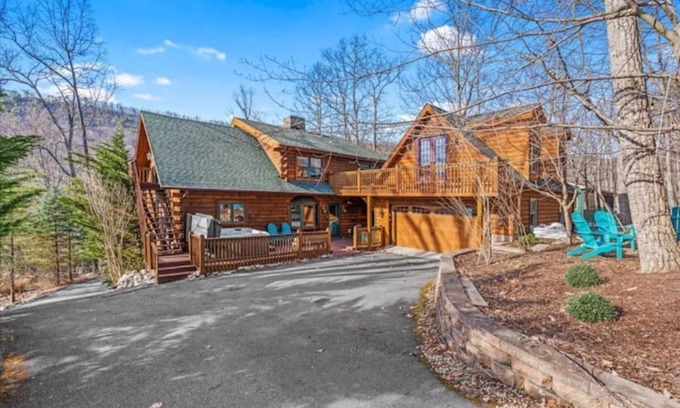 Massanutten Cabina | Mountain Escape / 6BR Cabin / Hot Tub, Billiards, Pool Passes!