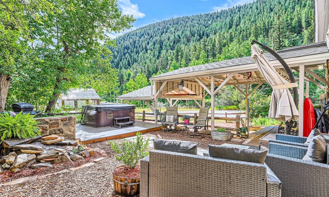 Idaho Springs Casa | ✨Mountain Escape ~With Hot Tub Near Mt Blue Sky✨