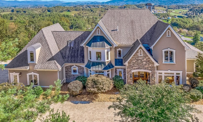 Leicester Casa | Mountain estate with hot tub, sauna, gym, home theater, game room, & WiFi