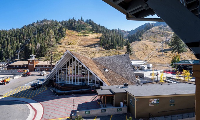 Olympic Valley Condominio | Mountain Facing Ski-In/Ski-Out Top Floor 1 Bedroom Condo