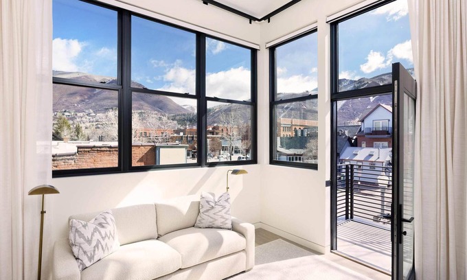 Downtown Casa | New! Downtown Penthouse, Rooftop Pool & Hot Tub