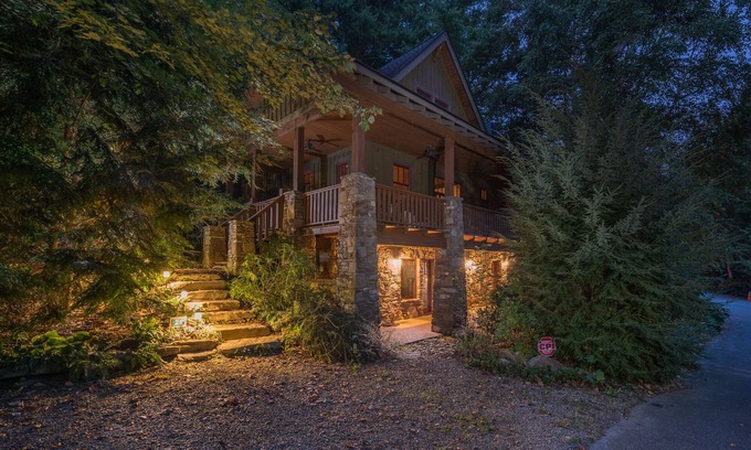 Cheshire Cabina | Idle Awhile: Village of Cheshire I Pet Friendly I Modern 3 BR / 3 BA Home