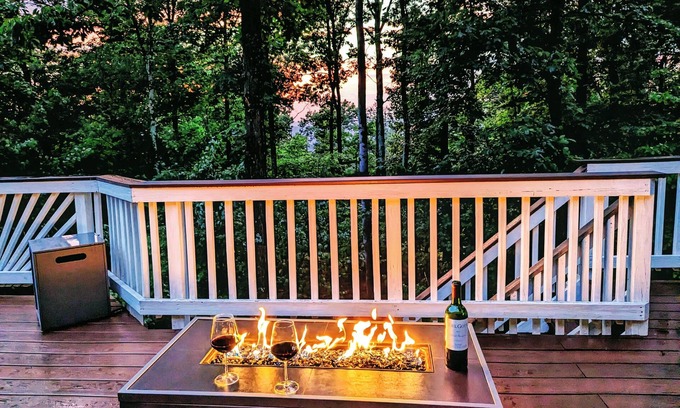 Kabletown Casa | Mountain Getaway - 7 beds (2 King) - Large Common Area