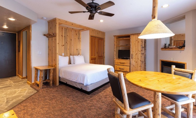 Olympic Valley Hotel | Mountain Getaway | 3 Spacious Rooms w/Full Kitchen and Free Parking