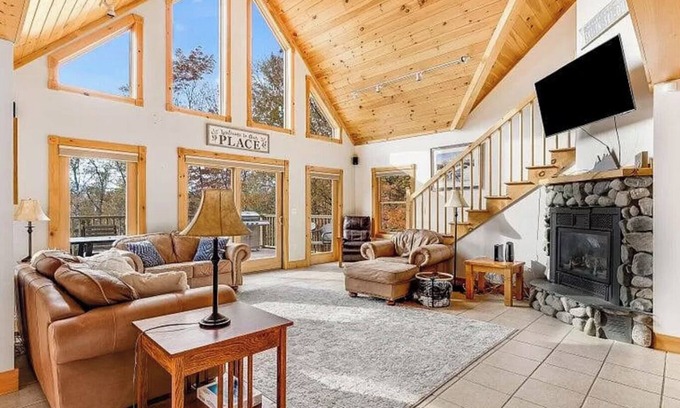 Carrabassett Valley Chalet De Esquí | Mountain Haven: A cozy 5-bedroom chalet only 6 miles from Sugarloaf access road!