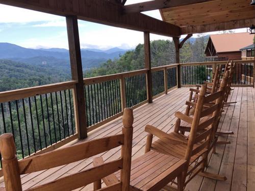 Gatlinburg Casa | Mountain Haven - Relax & enjoy AMAZING 180 Degree Views of Mt LeConte