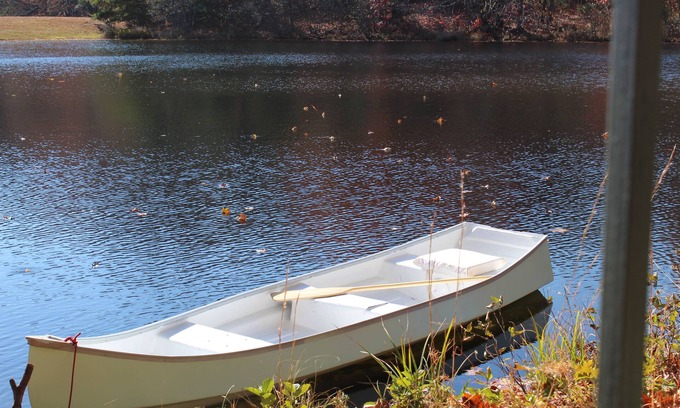 Lynn Cabaña | Mountain Lake Cottage- Cozy cottage with lake view