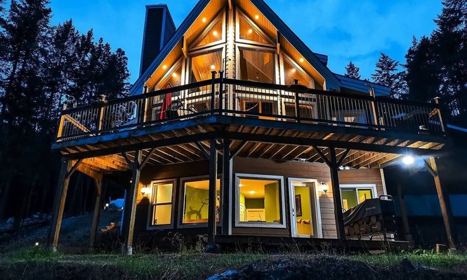 East Kootenay Casa | Mountain & Lake Koocanusa + Nearby Fernie