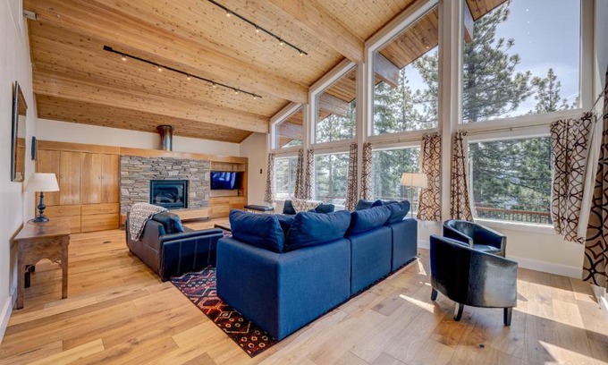 Truckee Casa | Mountain & Lake-View Delight