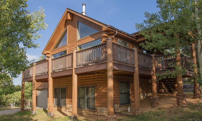 Bailey Cabina | Mountain Lodge. Large kitchen hot tub, fire pit.